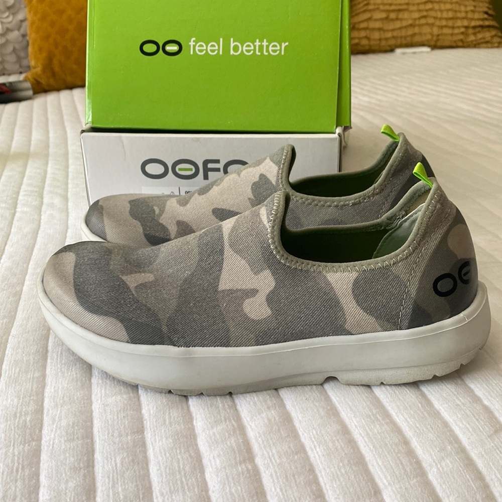 Oofos OOMG EEZEE Low Women’s white/green Camo. Size 8